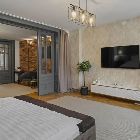 Center Bed And Beyond *