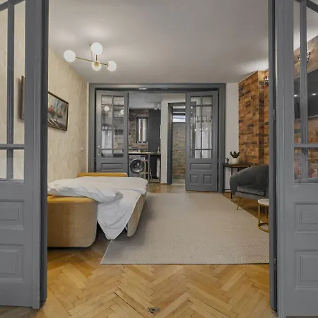 Center Bed And Beyond *